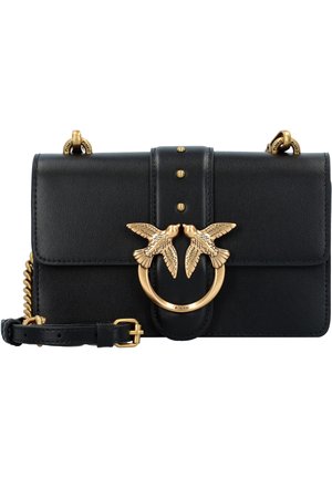 Sac à main rectangulaire en cuir noir avec fermoir doré en forme d'oiseau, clous dorés, et bandoulière réglable avec détails de maillons de chaîne.
