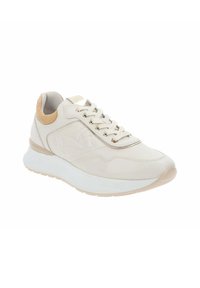 Sneaker en cuir beige avec une finition lisse, présentant une semelle intermédiaire blanche, des lacets et un accent de talon beige clair. Détail subtil du logo de la marque sur le côté.