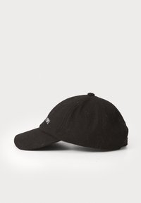 Schwarze Wollmütze mit einem gebogenen Schild, gesticktem Logo auf der Vorderseite und Lüftungslöchern an den Seiten. Einfaches Design und Textur.