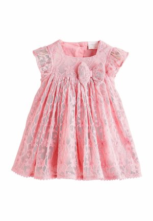 Rosa blondekjole med korte flæseærmer, indsnævret talje og en sløjfedetalje foran. Blomstret mønster på blondeoverflade og ensfarvet underfor.
