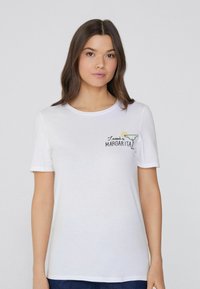 Weißen Baumwoll-T-Shirt mit Rundhalsausschnitt, kurzen Ärmeln und einem gestickten Design eines Margarita-Glases mit dem Text "Ich brauche einen MARGARITA."