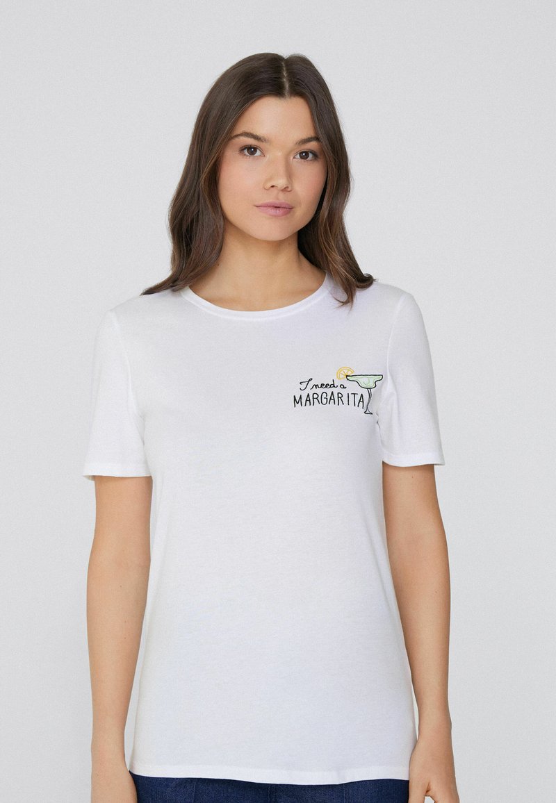 Weißen Baumwoll-T-Shirt mit Rundhalsausschnitt, kurzen Ärmeln und einem gestickten Design eines Margarita-Glases mit dem Text "Ich brauche einen MARGARITA."