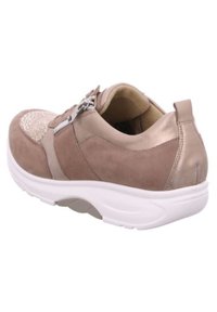 Braune Wildleder- und Metallic-Sneaker mit einer strukturierten Oberseite, ausgestattet mit einem Reißverschluss und einer weißen, gepolsterten Sohle.