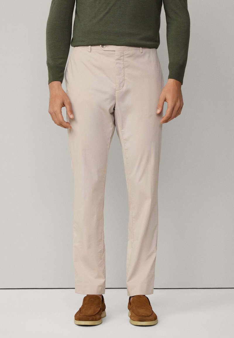 Lichtbeige broeken met een gladde textuur, slim fit en standaard vijfhoekig design, met een knoopsluiting en riemlussen.