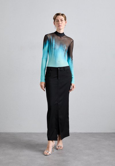 Gonna nera con uno spacco frontale abbinata a un top in rete a maniche lunghe con sfumature blu e nere. Presenta un collo alto e una silhouette aderente.