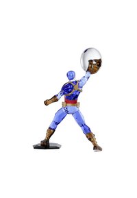 Transparante blauwe actiefiguur met metalen gouden accenten, die een ronde schild vasthoudt. Staande op een zwarte hexagonale basis.