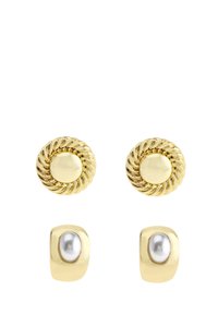 Boucles d'oreilles en ton doré avec un design de corde torsadée texturée et des clous ronds lisses, ainsi que des boucles d'oreilles carrées à perles ovales.