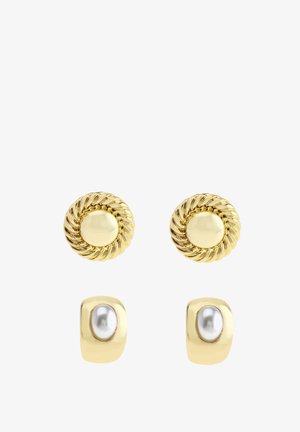 Boucles d'oreilles en ton doré avec un design de corde torsadée texturée et des clous ronds lisses, ainsi que des boucles d'oreilles carrées à perles ovales.