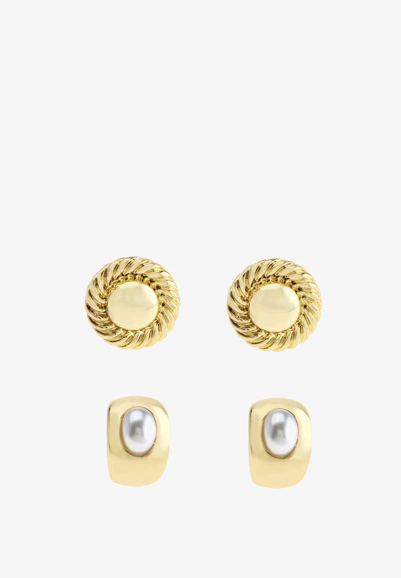 Orecchini in tono oro con design a corda intrecciata e testurizzata, e stud rotondi lisci, insieme a orecchini quadrati a forma ovale con perle.