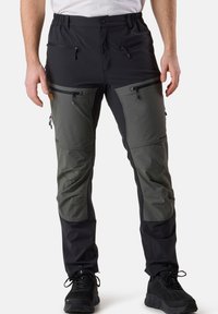 Robuste, mehrfache Taschen tragende Outdoor-Hosen in Schwarz und Dunkelgrau, mit einem dehnbaren Bund und Reißverschluss-Taschen an den Seiten.