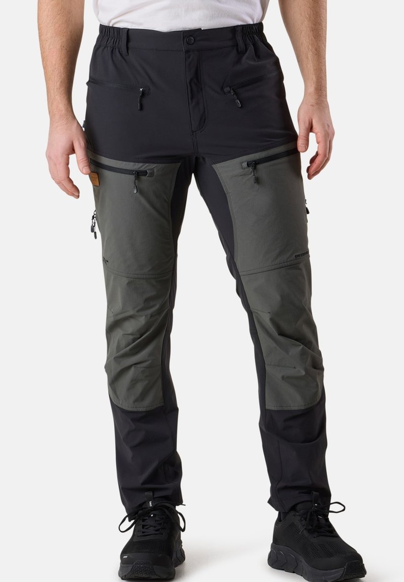 Robuste, mehrfache Taschen tragende Outdoor-Hosen in Schwarz und Dunkelgrau, mit einem dehnbaren Bund und Reißverschluss-Taschen an den Seiten.