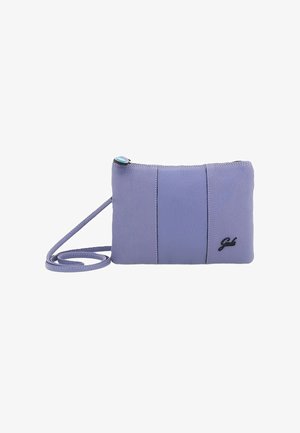 Borsa a tracolla in pelle viola con una superficie liscia, caratterizzata da due cuciture verticali e una chiusura con zip. Accento del logo nero sulla parte anteriore.