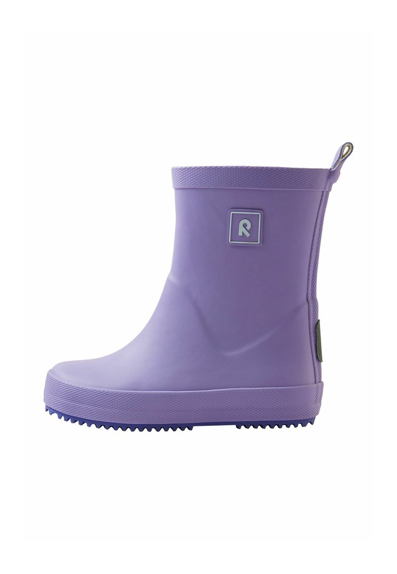 Botte de pluie en caoutchouc violet avec un dessus texturé, bout rond et semelle bleue contrastante. Présente un logo décoratif et une languette.