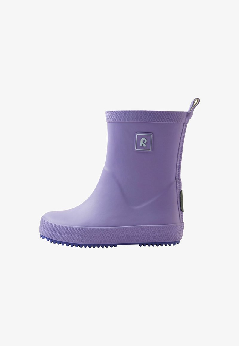 Botte de pluie en caoutchouc violet avec un dessus texturé, bout rond et semelle bleue contrastante. Présente un logo décoratif et une languette.