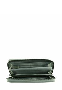 Portefeuille en cuir vert avec fermeture éclair. Comprend plusieurs emplacements pour cartes, un compartiment zippé pour les pièces de monnaie, et un intérieur lisse.