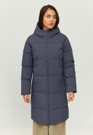 Dunkelgraue Pufferjacke mit Kapuze, mit einem Reißverschluss vorne, langen Ärmeln, gesteppten Abschnitten und knielangem Schnitt. Weiche, glatte Textur.