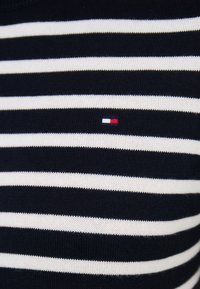 Tommy Hilfiger SHORT SLEEVE KNIT - Pamata T-krekls - breton/desert sky/ivory petal
