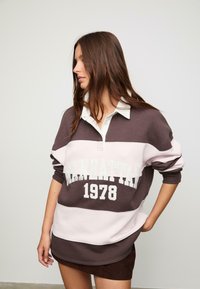 Smešani smešasti dukserica smešastih smešastih kolača, sa natpisom "MANHATTAN 1978" u debelom belom slovu preko prsa. Mekani materijal.