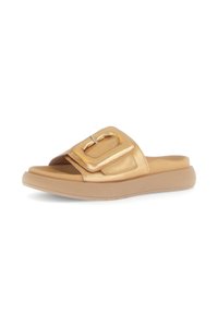 Gouden schuif sandaal met een brede bovenzijde en grote gespdetails. Beschikt over een gevoerde zool en een rond teenontwerp voor comfort.