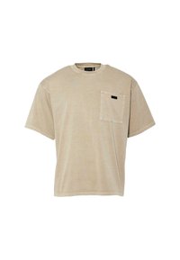 Beżowy bawełniany t-shirt z okrągłym dekoltem, krótkimi rękawami, i kieszonką na klatce piersiowej z czarną metką. Miękka tekstura, luźny krój.