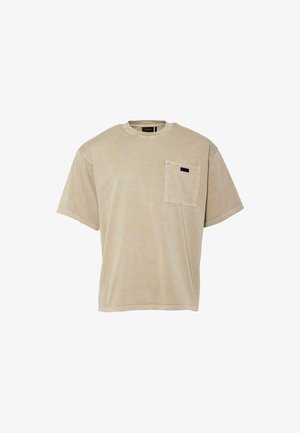 Beež puuvillane T-särk ümmarguse kaeluse, lühikeste varrukate ja rinna taskuga, millel on must sildikene. Pehme tekstuur, lõdvestunud mugavus.