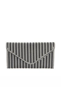 Sort-hvid stribet clutch, prydet med små sølvnitter. Har en kuverstil flap og en tekstureret overflade.