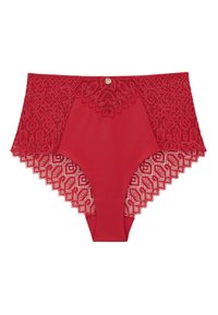 Des culottes taille haute en dentelle rouge et tissu présentent des motifs géométriques complexes, des bords festonnés et un accent métallique décoratif à la taille.