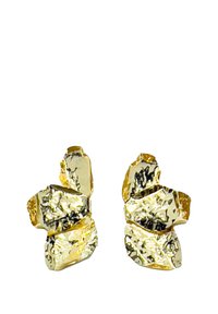 Pendientes en tono dorado con un diseño texturizado e irregular que recuerda a piedras naturales. La superficie refleja la luz, realzando su dimensionalidad.