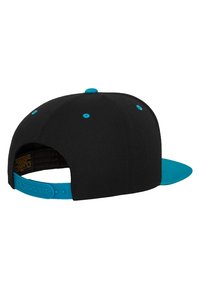 Cappellino da baseball nero con design a tinta unita. La visiera è turchese, con dettagli turchesi nella parte superiore e chiusura snapback sul retro.