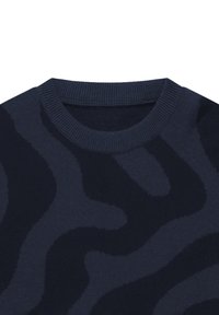 Laivastonsininen pusero, jossa on teksturoitu aaltoileva kuvio. Siinä on resorinen pyöreä kaulus ja pehmeä neulottu materiaali, joka luo sileän pinnan.