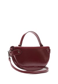 Kabelka z bordovej lakovanej kože s guľatým tvarom, krátkou hornou rúčkou, dlhým nastaviteľným ramenným popruhom a ozdobnými kovovými prvkami.