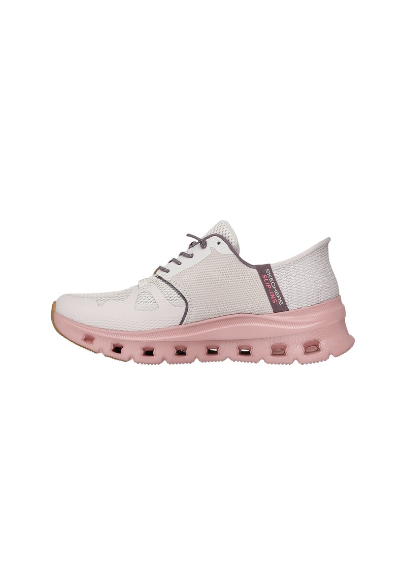 Zapatilla deportiva ligera con parte superior de malla blanca y suela de goma rosa, que cuenta con un talón acolchado y un diseño de cordones.