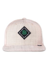 Helle beigefarbene Kappe aus strukturiertem Stoff mit einem flachen Schirm. Sie hat ein schwarzes Diamant-Patch mit grüner Schrift und ein gewebtes Etikett an der Seite.