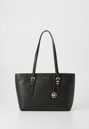 Borsa tote in pelle nera con materiale testurizzato, due manici, hardware in tonalità oro e un charm con logo attaccato.