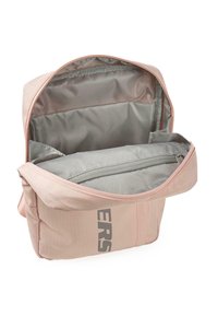 Bolsa de tela rosa con un interior gris, que presenta un cierre de cremallera y un bolsillo frontal. El exterior tiene una textura sutil y un estampado de logo.