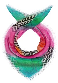 Kolorowy szal z żywymi różowymi, zielonymi i pomarańczowymi odcieniami oraz zygzakowatym czarno-białym wzorem wzdłuż krawędzi. Tekstura z frędzlami.