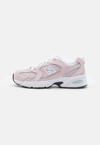 Rosa und weiße New Balance 530 Sneaker mit Obermaterial aus Mesh und Wildleder, weißen Schnürsenkeln und schwarzer Akzentsohle, von der Seite gezeigt.