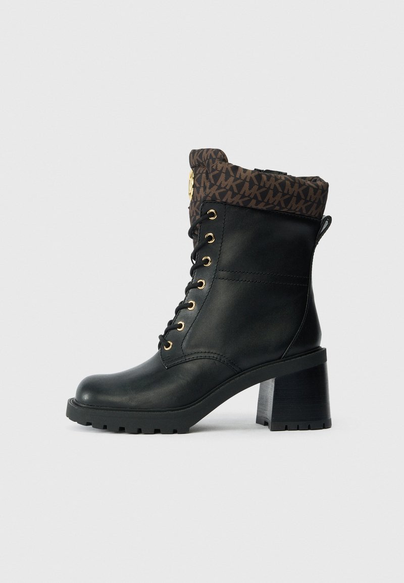 Bottine en cuir noir avec un revers marron à motifs, œillets dorés et un talon épais noir. Elle dispose d'une semelle robuste pour une meilleure adhérence.