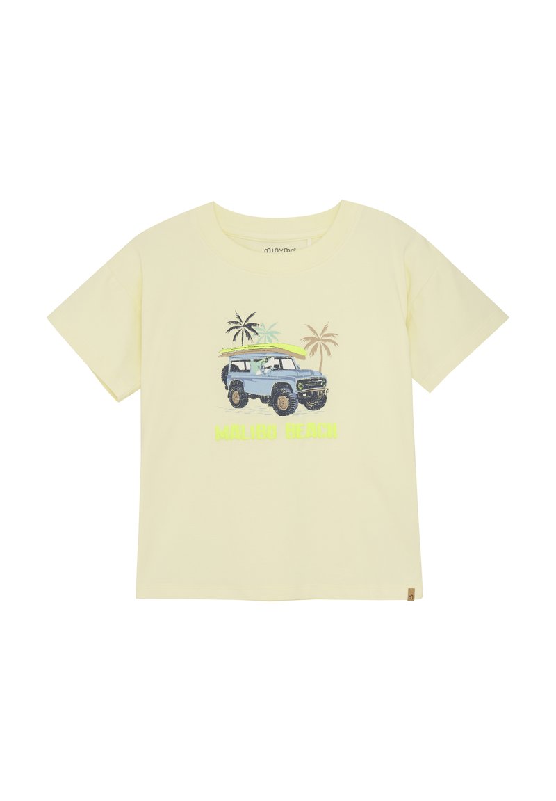 Gul bomulds t-shirt med et grafisk motiv af en blå vintage SUV med et surfbræt, palmetræer og teksten "Malibu Beach." Korte ærmer.