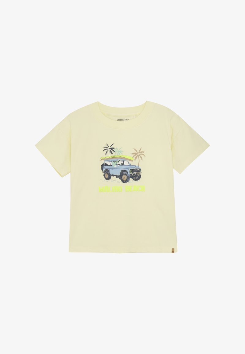 Gelbes Baumwoll-T-Shirt mit einem Grafikdesign eines blauen Vintage-SUVs, der ein Surfbrett und Palmen zeigt, sowie dem Text "Malibu Beach". Kurze Ärmel.