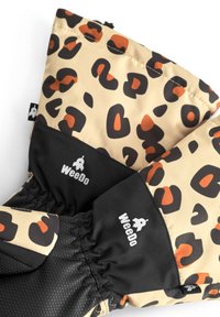 Guantes negros y beige con un estampado de leopardo naranja y negro. Presentan puños elásticos y material negro texturizado en la muñeca. Logo de la marca visible.