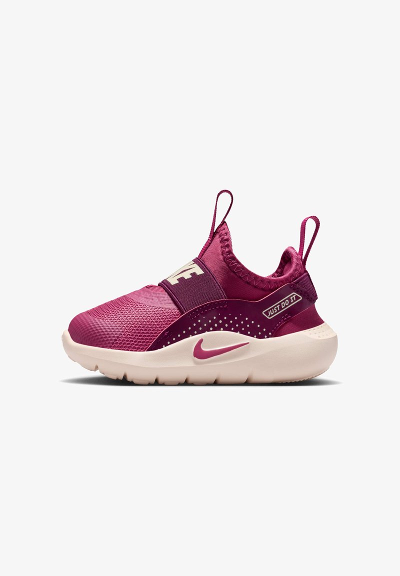 Nike slip-on sneakers w odcieniach fioletu, z siateczkowego materiału, wyściełanym kołnierzem, elastycznym paskiem z logotypem oraz amortyzowaną podeszwą.
