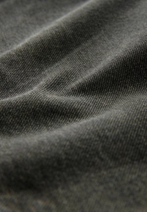 Dunkelgrauer Stoff mit einer weichen Textur, der glatte, leicht erhabene Muster und subtile Farbvariationen aufweist.