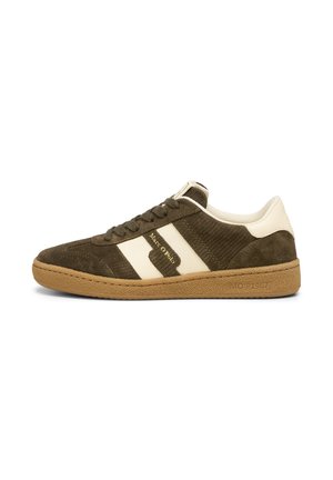 Baskets sportives avec un dessus en daim vert olive foncé et des rayures crème, une semelle en caoutchouc et des accents texturés. Logo doré près des lacets.