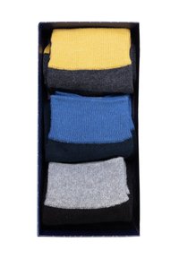 Set mit vier Socken in einer Schachtel: gelb/grau, blau/schwarz, schwarz und grau. Jede Socke hat eine gerippte Textur und kontrastierende farbige Streifen.