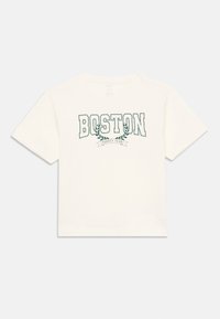 Bílý tričko s krátkým rukávem s nápisem "BOSTON" a "VARSITY TEAM" a zeleným vavřínovým věncem na přední straně.