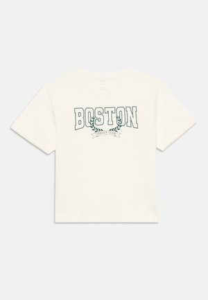 T-shirt blanc à manches courtes avec le texte "BOSTON" et "ÉQUIPE DE VARSITÉ" ainsi qu'un graphique de couronne de laurier verte sur le devant.