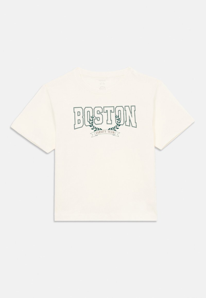 Bílý tričko s krátkým rukávem s nápisem "BOSTON" a "VARSITY TEAM" a zeleným vavřínovým věncem na přední straně.