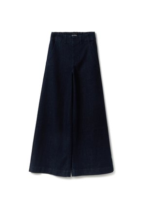 Pantalones vaqueros azul oscuro de tiro alto y pierna ancha, con bolsillos delanteros y trabillas para cinturón, extendidos sobre un fondo blanco.