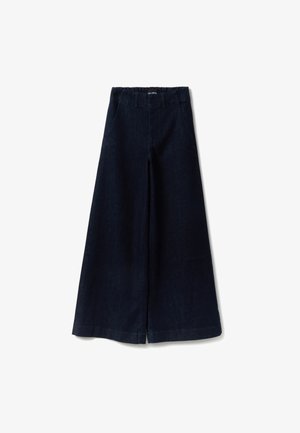 Pantalon en denim bleu foncé taille haute à jambes larges avec poches avant et passants pour ceinture, posé à plat sur un fond blanc.